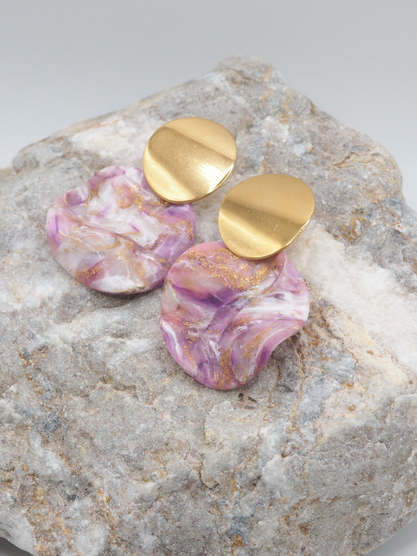 Purple big statements earrings in purple with a golden round stud